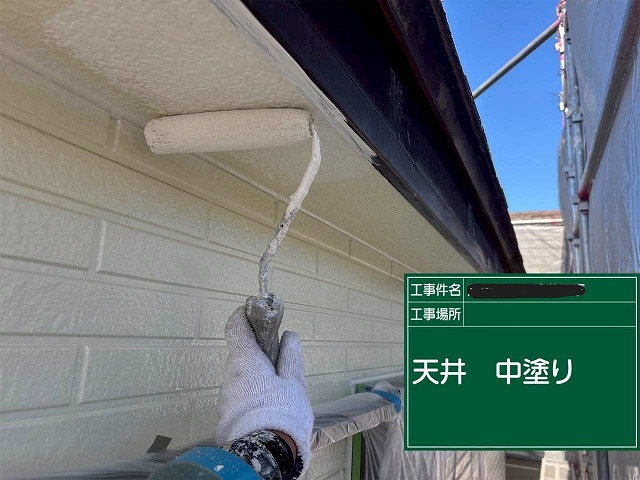 明石市　軒天の中塗り作業